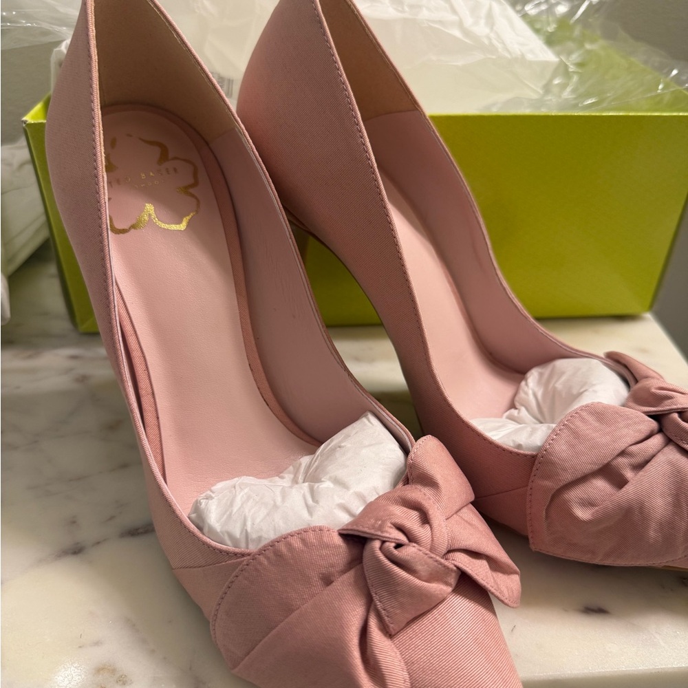 BRAND NEW NEVER WORN Ted Baker London Pink Elegant Heels with Romantic Bow
